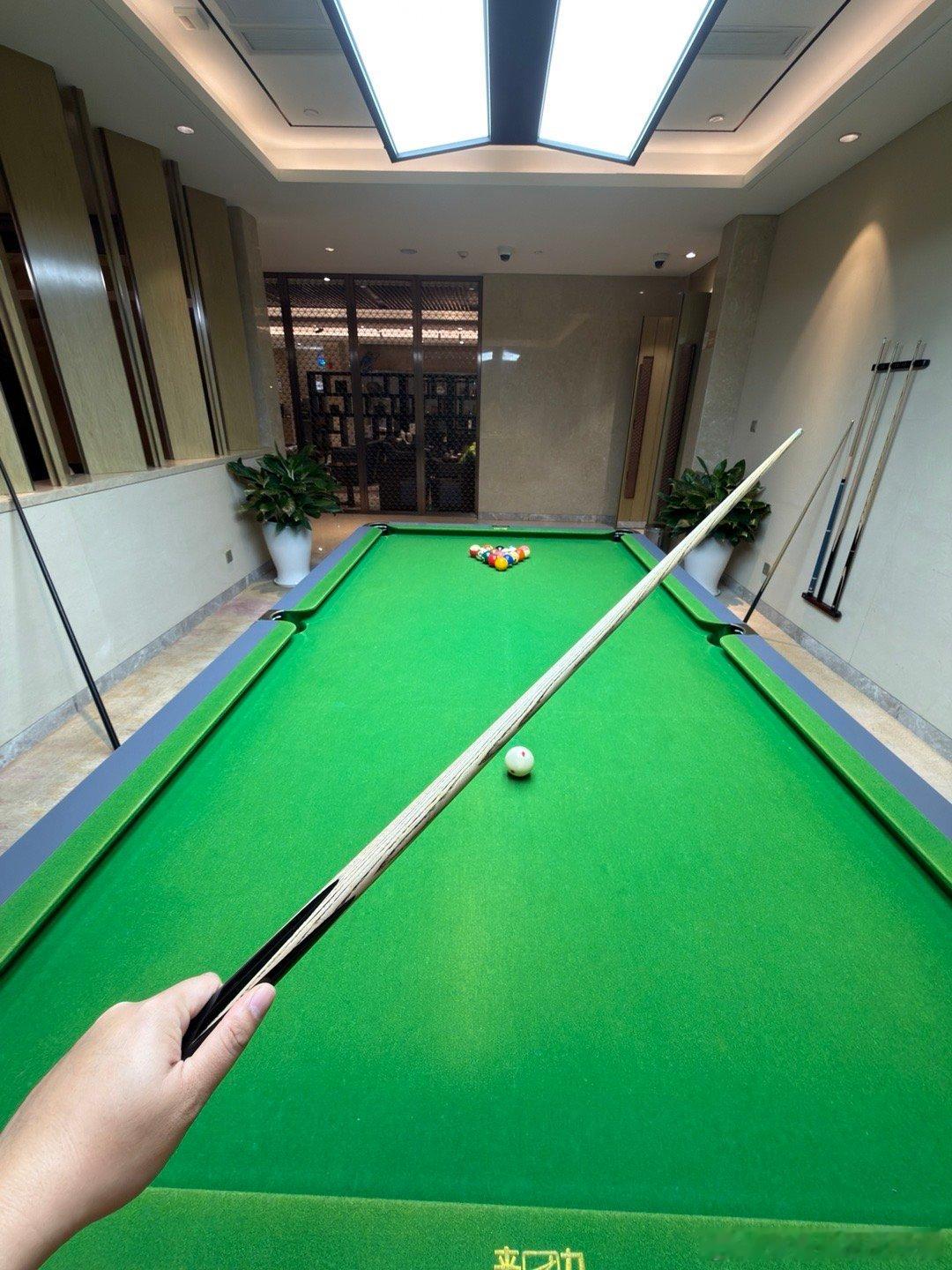 海口机场有点东西哦，不仅面好吃，休息室居然有台球！！！我是第一次遇见有台球的休息