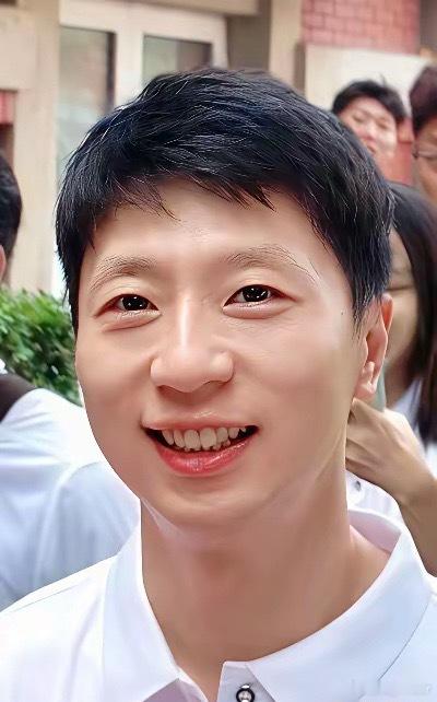 我朋友今天在北京见了马龙，她偷偷和我说了句大实话，以后别再说马龙是帅哥了，你是不