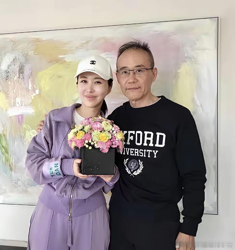 74的王石一身的老人味，老态尽显，这个女的不图钱能图啥？ 