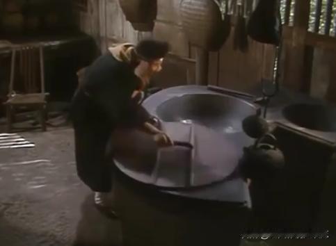 猪八戒在吃东西上真的是一个好容易满足的人，他从不挑食，几块锅巴，都能吃出山珍海味