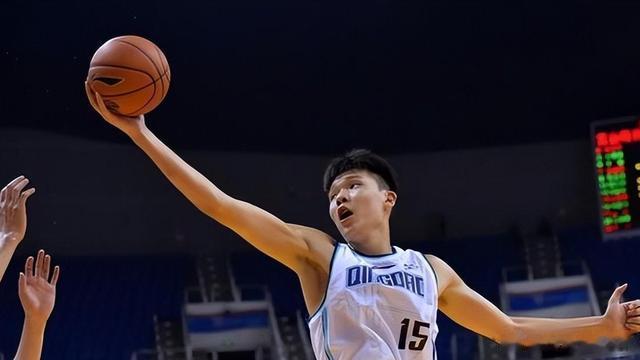 杨瀚森在CBA职业生涯第三场比赛便拿下31分16篮板4助攻4盖帽的超级数据，命中