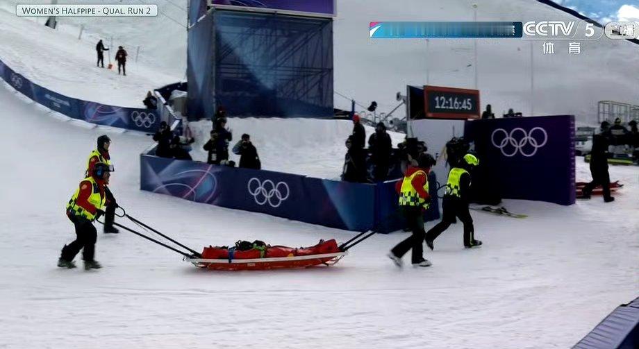 刘佳宇初步诊断为头部磕碰看比赛真的揪心，五朝元老为了突破拼到最后，看着就疼。万幸