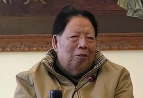 1996年。离休的铁瑛将军正在家里看报纸。就在这时，女婿走了进来。女婿说：爸！你