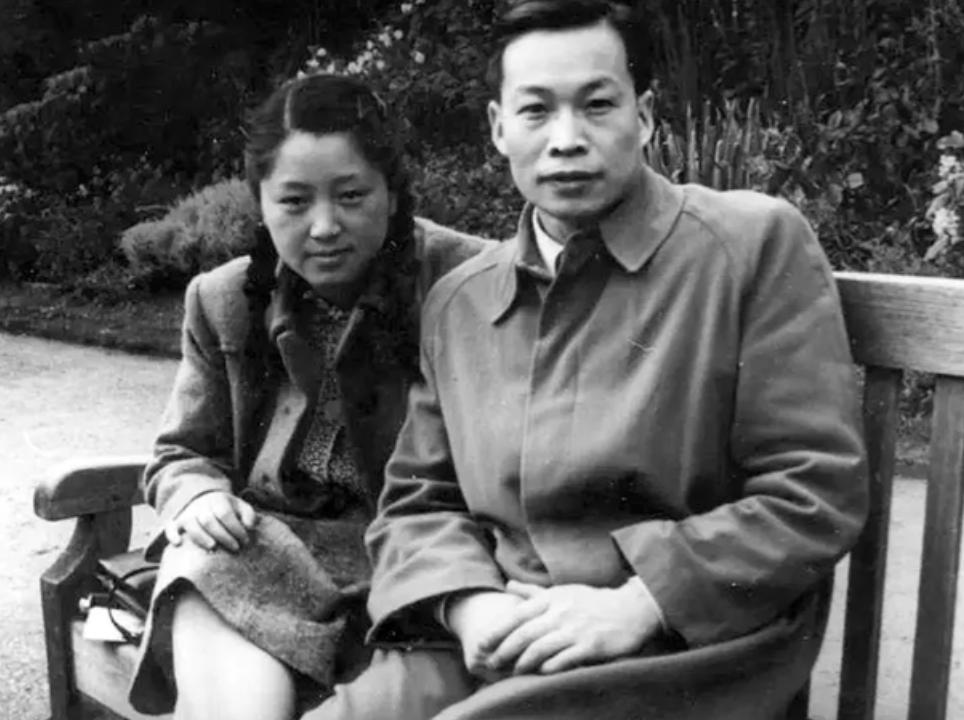 1968年，物理学家钱三强被下放到陕西，一天，他下地干活，转头看到一个女人佝偻着