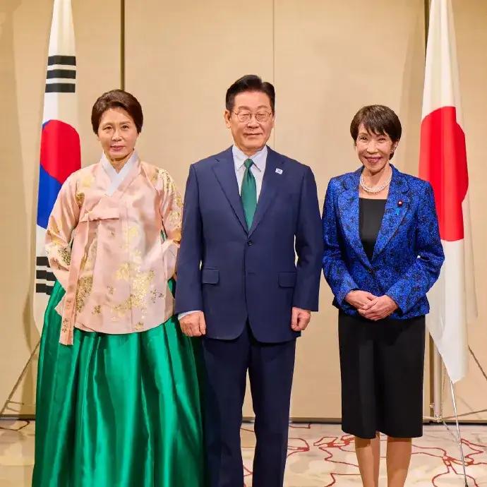 日韩两国都曾遭受过日本军国主义的蹂躏，而且韩国曾是日本的殖民地。按理说应该是苦大