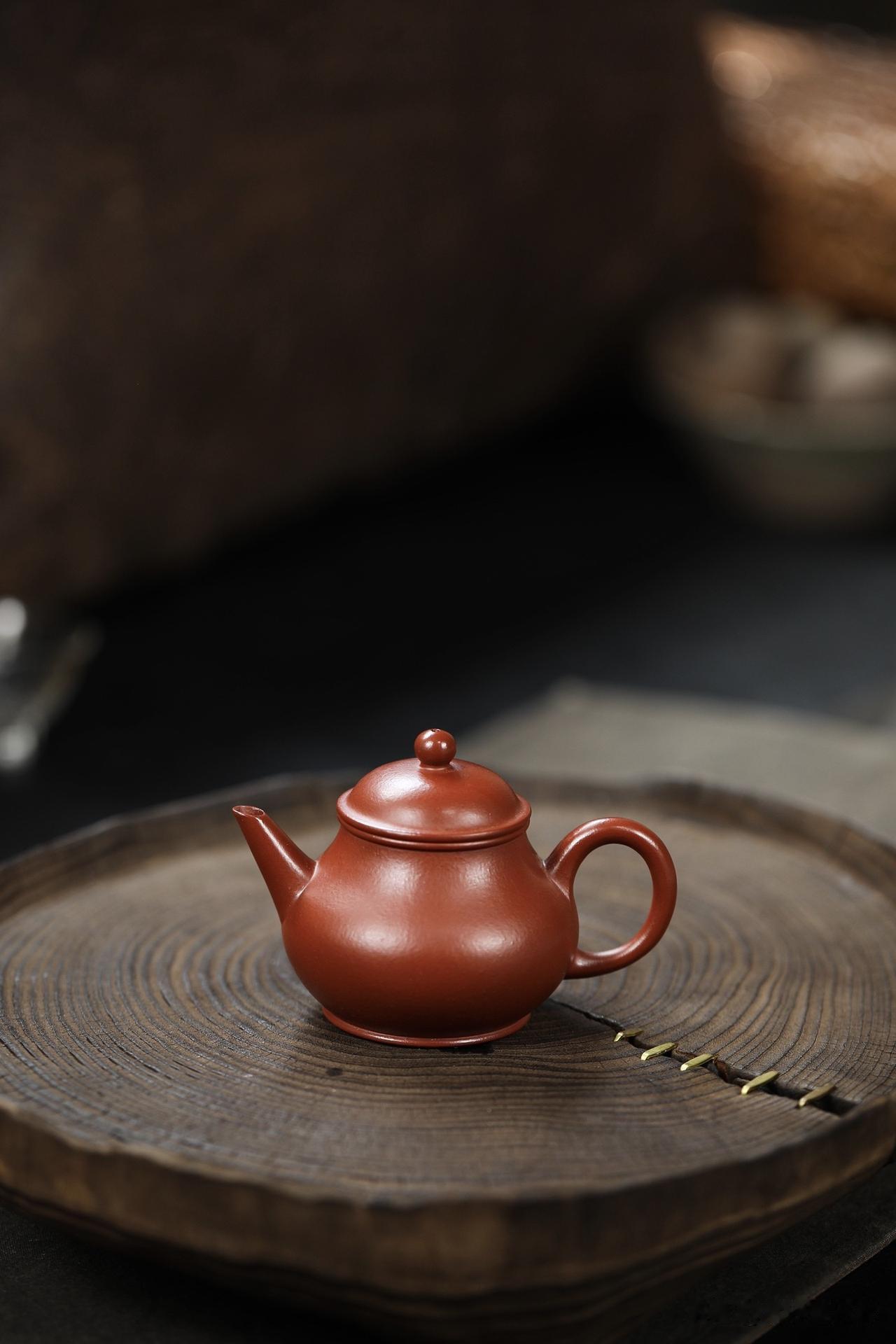茶垢要不要清洗，如何处理？
周末下午，老张又约我去他家喝茶。
他小心翼翼地从茶盘