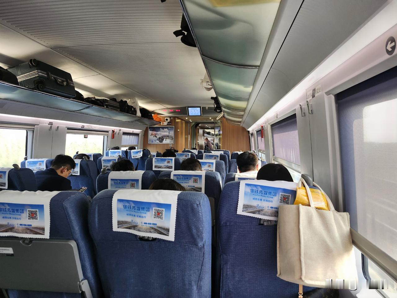 早晨9点打车来到女儿家，准备一家人去杭州旅游。

坐电梯上楼来到她家，扫了几下指