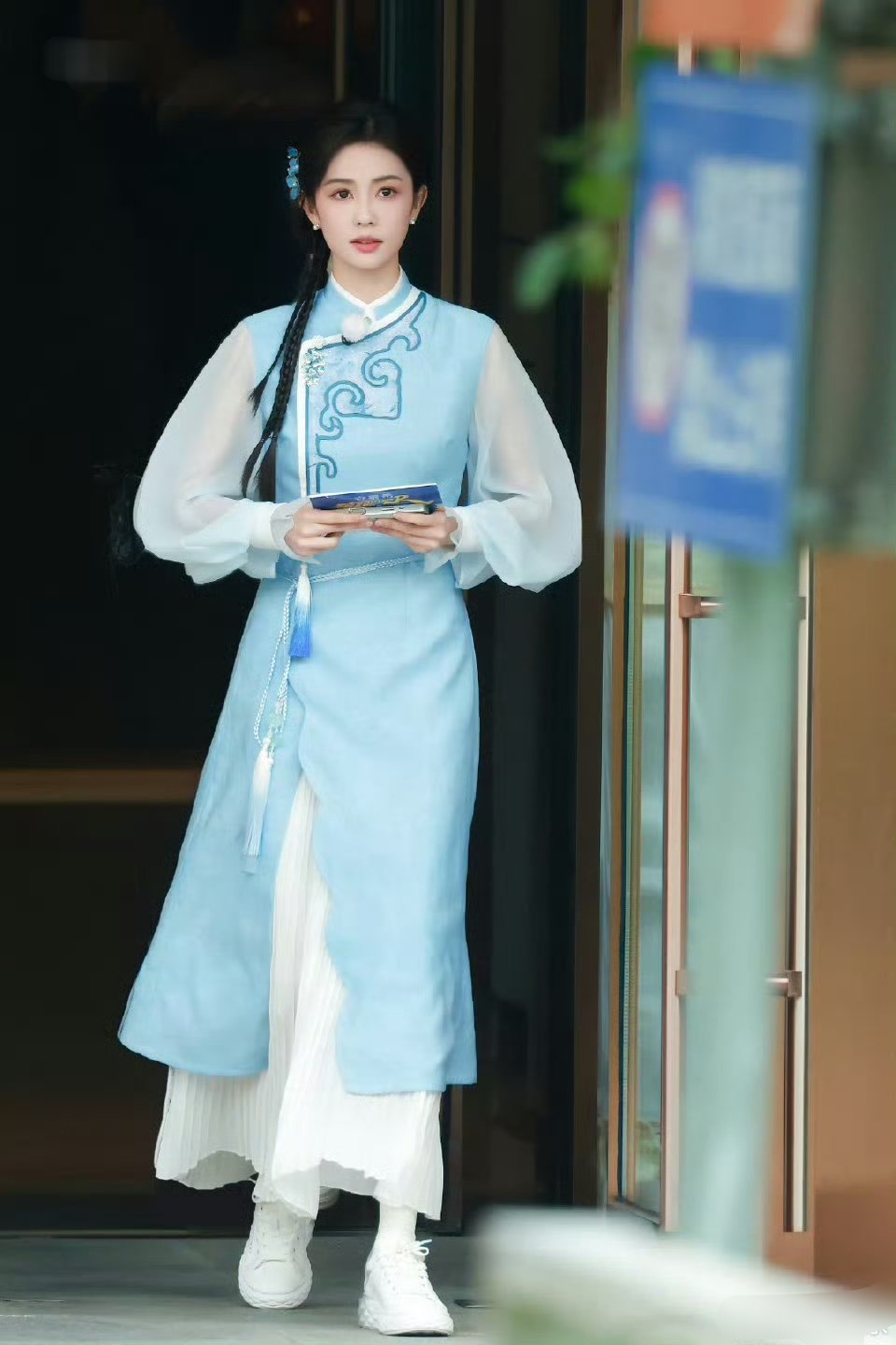 白鹿名牌变白梦妍20岁的白梦妍带着梦想去了北京如今30岁的白梦妍梦想成真了带着白