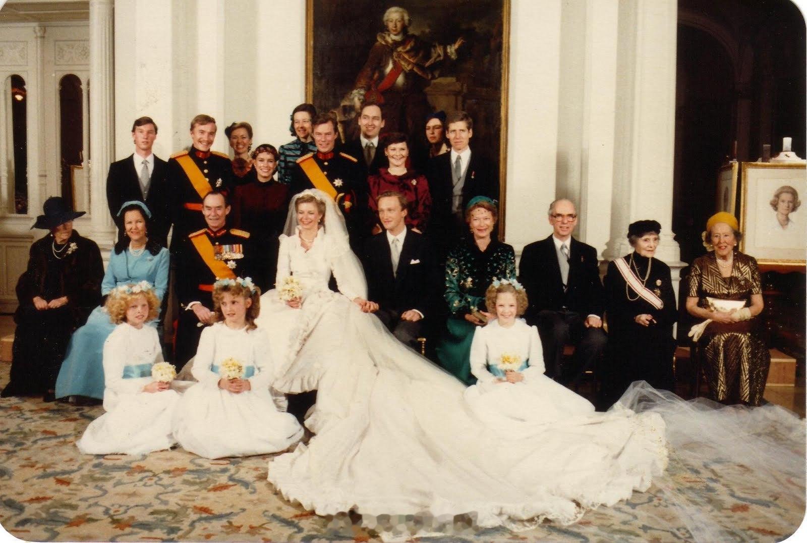 英国王室  1982年2月6日，约克公爵安德鲁王子和格洛斯特公爵夫妇代表英国王室