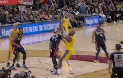 詹姆斯脚踝受伤痛苦倒地，谁也不是铁人



詹姆斯在骑士主场，一次进攻不慎崴脚倒