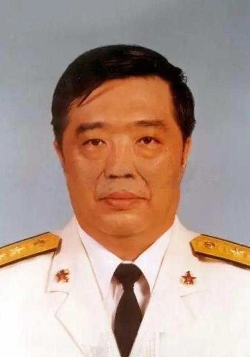 1998年，香港，贺龙之子贺鹏飞，看四下没人，闪身冲进一间商人办公室 ，凑到那人