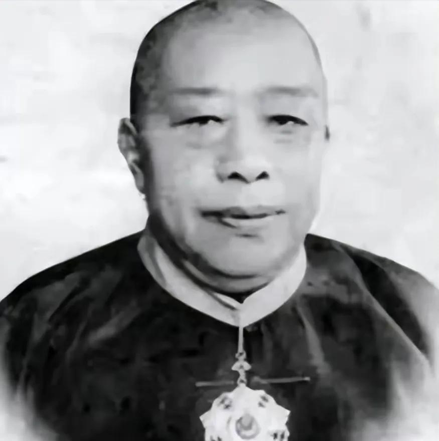 1922年，黄金荣告诉妻子林桂生：“我要娶露兰春，你交出正室之位和家里的财政大权