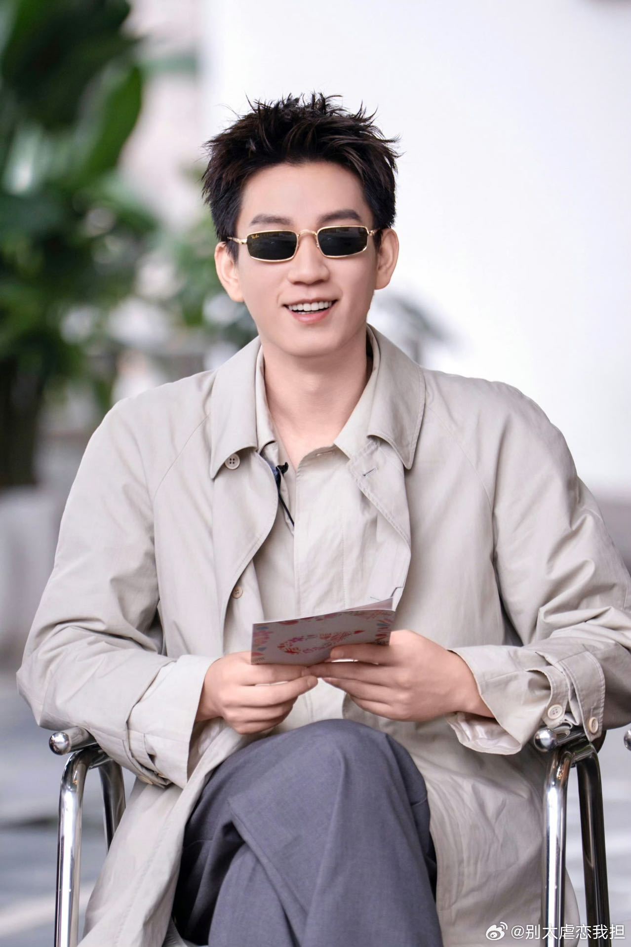 王子奇睡着被徐志胜盖衣服 难得放空的短暂时光，王子奇褪去拘谨沉沉睡熟，徐志胜观察