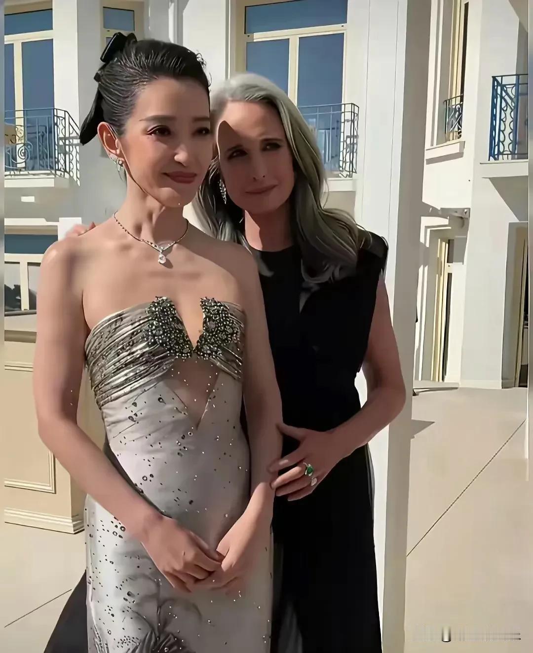 事实证明，女人到了一定年纪真不能太瘦。

不信你看看不服老的李冰冰，穿上露肩紧身