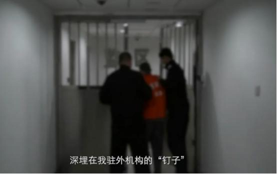 咱们身边那些吃喝不愁、身居高位的“精英”，为啥宁肯出卖国家当“间谍”？
看完这些