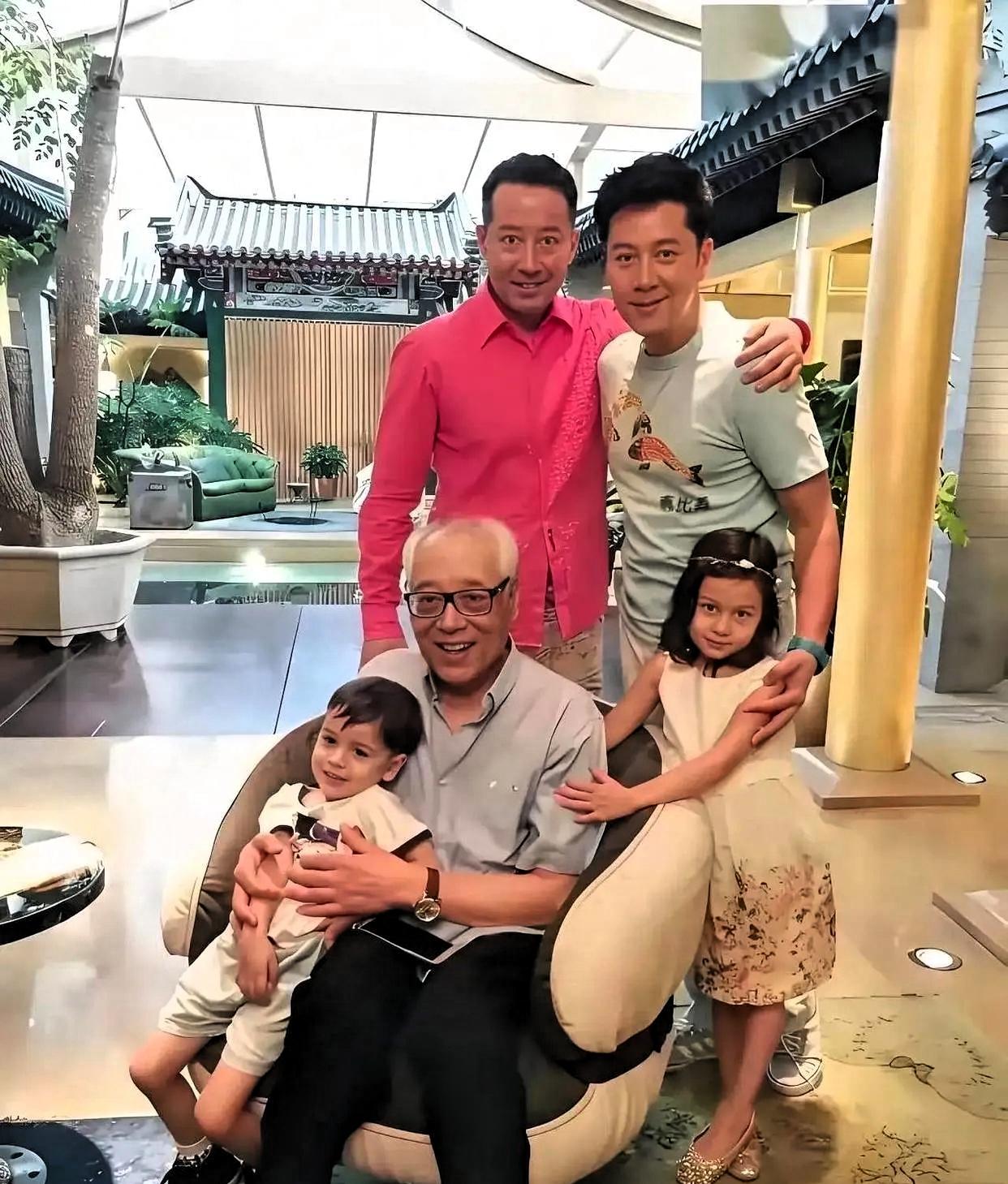 蔡国庆给亲弟弟发了20年工资，一个月2万，总共480万，就干一件事，在家看着爹妈