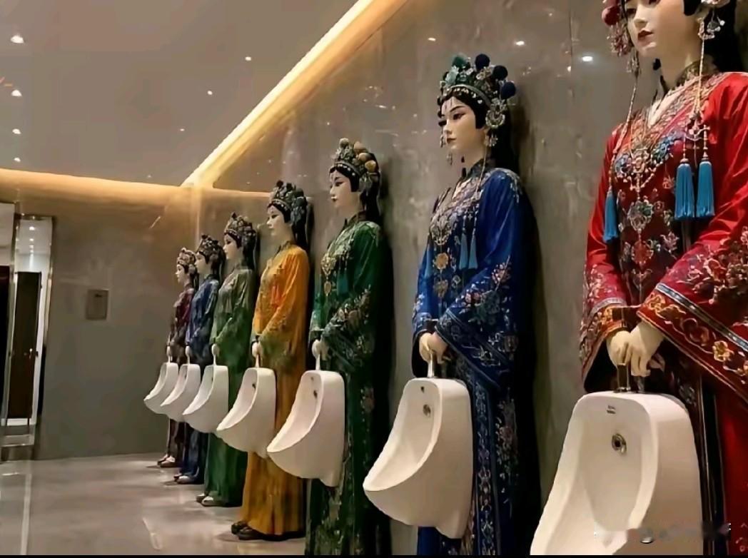 大半夜的，谁要是敢进这样的卫生间，还能顺利尿出来，我第一个敬他是条汉子。[呲牙]