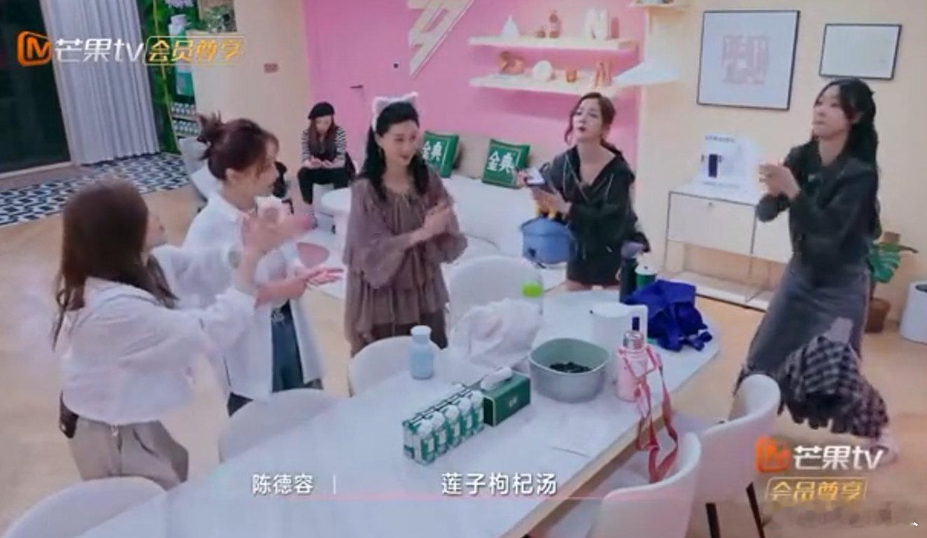 管乐[超话]管乐每次公演都哑的原因找到了乘风2025陈德容做润喉汤的时机真是完美