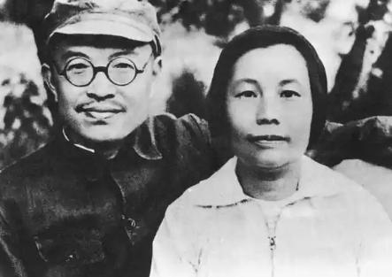 1975年，张闻天同志获准迁居江苏无锡。同年8月，他同妻子刘英及养女来到无锡。青
