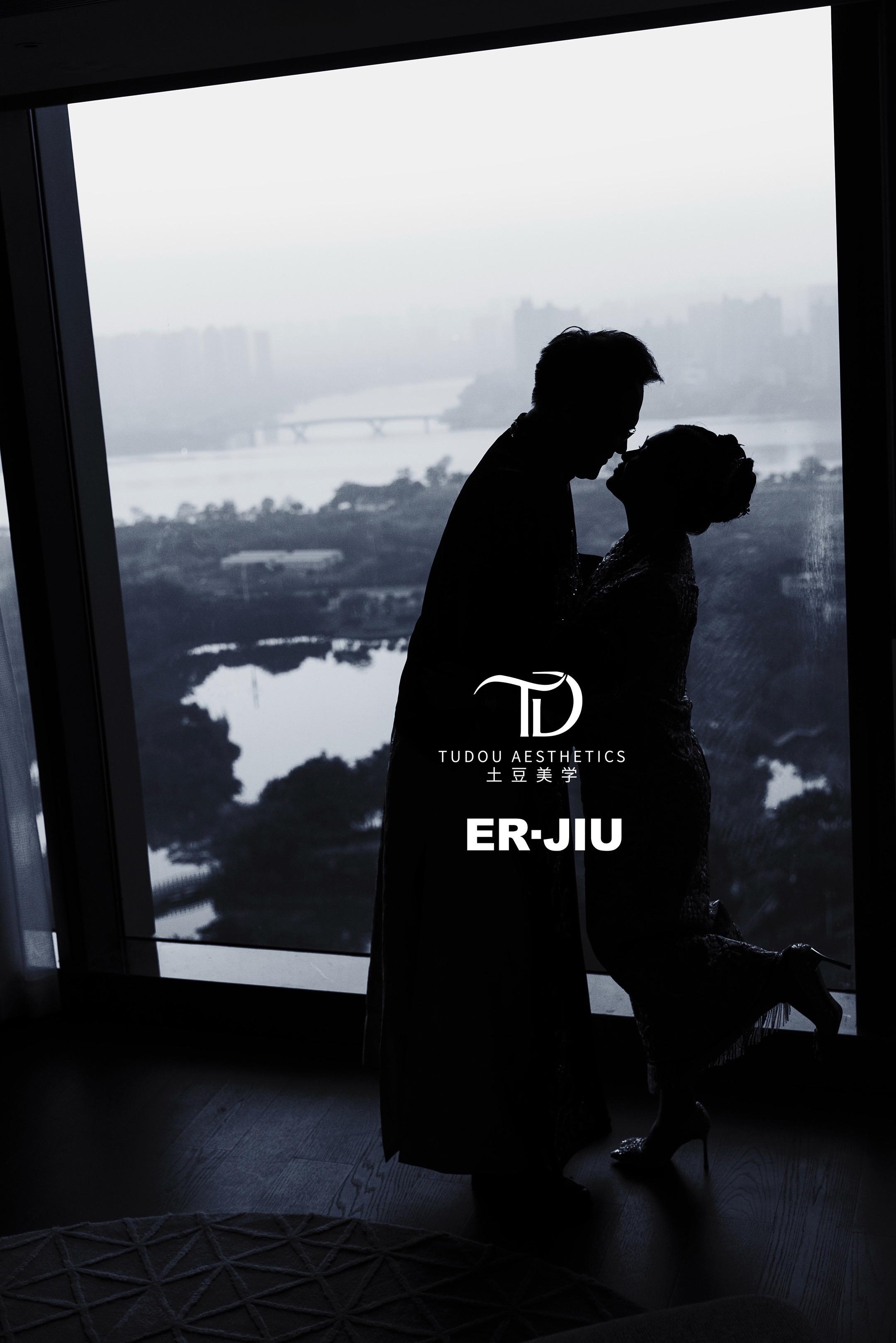 婚礼只属于俩人的一天。