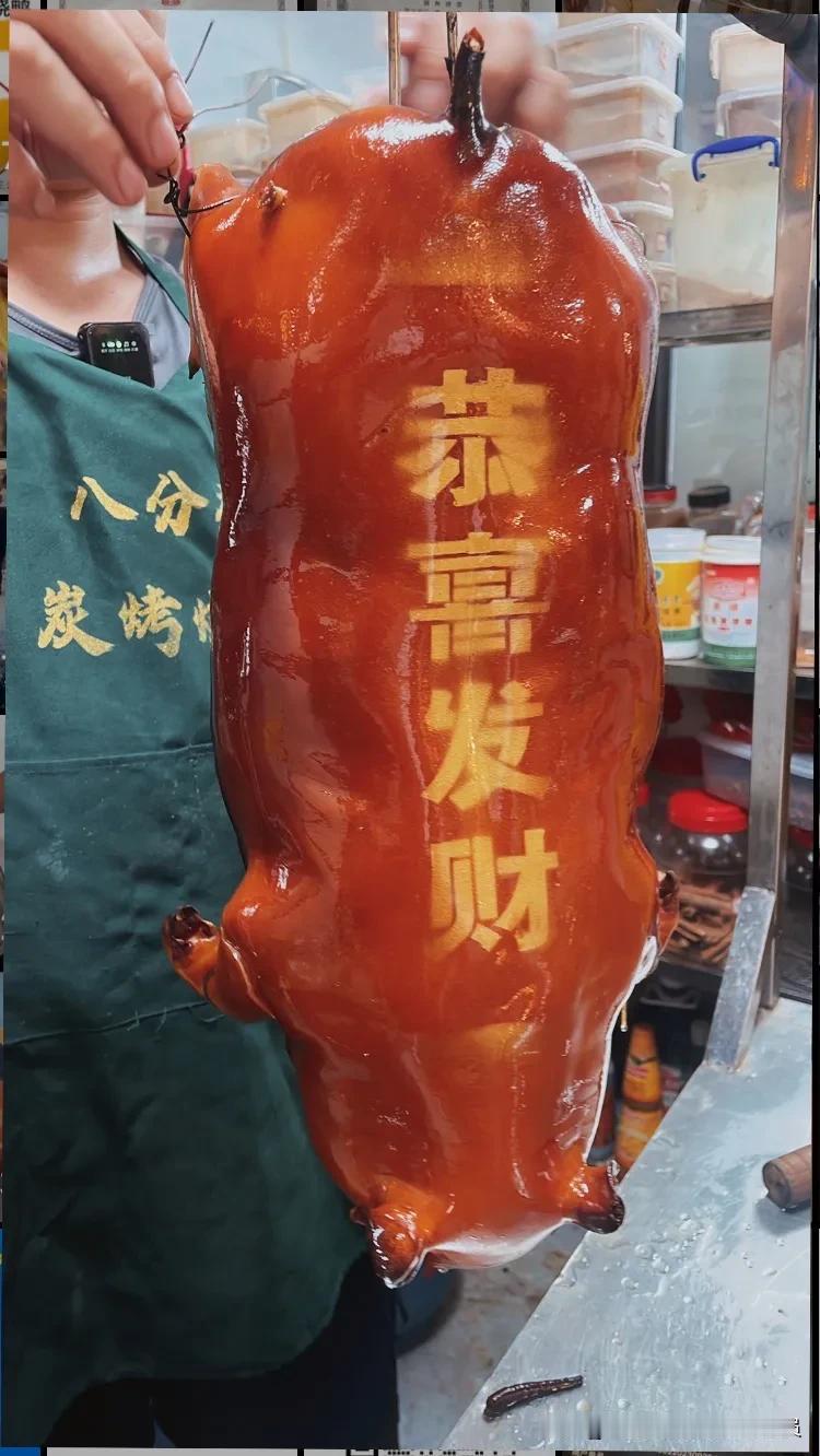 阿成烧腊教学中心由资深烧腊师傅手把手教学，教学全程以实物操作为主，学员自己实际动