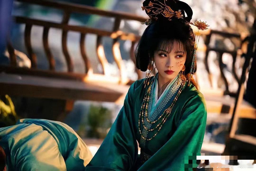 田曦薇摘面具神级镜头魏娆（阿丑）是自幼被调换、流落市井靠倒夜香糊口的真千金，眼神