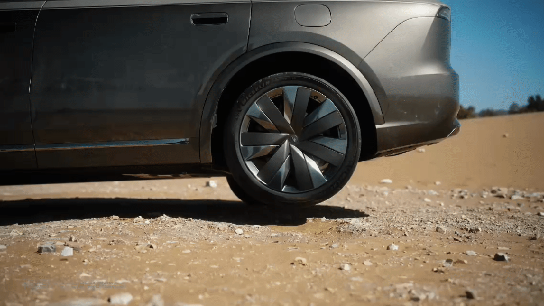 理想今天的官推讲了为什么理想选择800V主动悬架，而非48V悬架。核心原因还是单