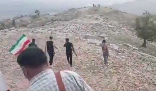 伊朗漫山遍野搜查美飞行员，老百姓背着枪翻山越岭，这一幕令白宫都看懵了！

《纽约