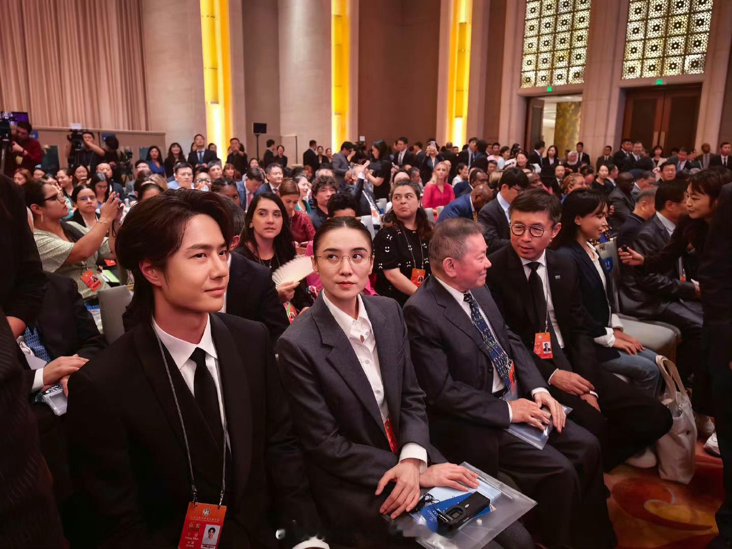 优秀的人总是闷声干大事[努力]王一博出席全球文明对话会议王一博宋佳同框参加会议 