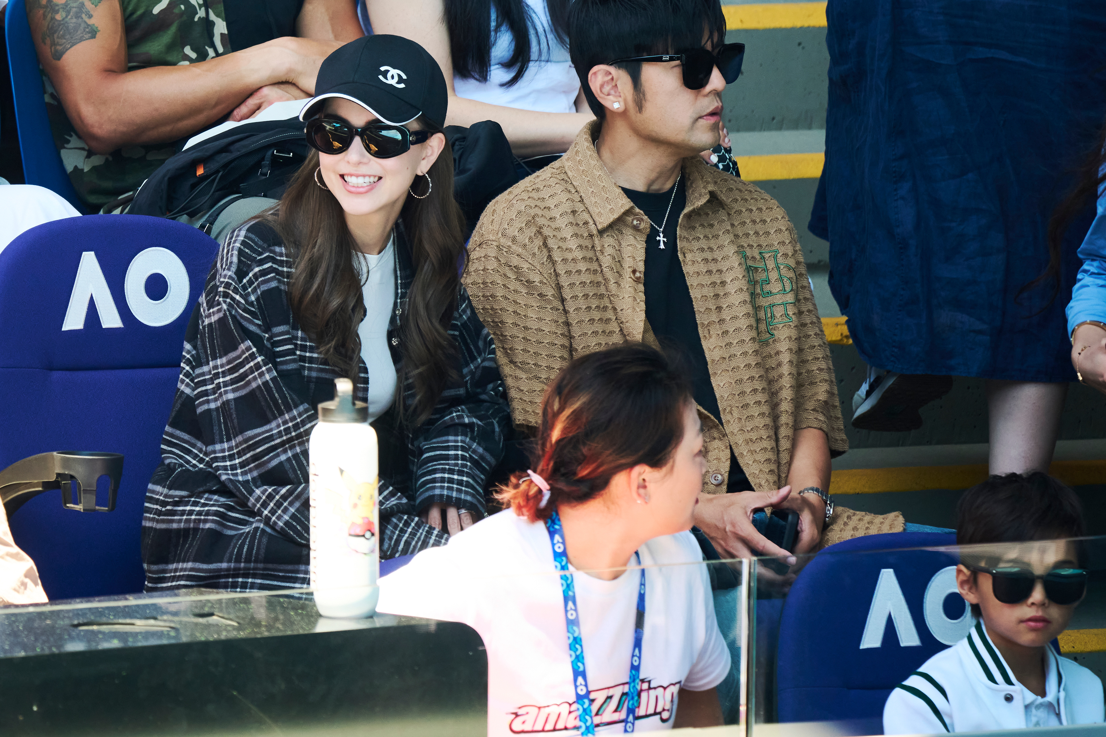 澳网星光熠熠名场面！周杰伦、昆凌和Romeo一家子澳网观赛为张之臻加油，优雅着装