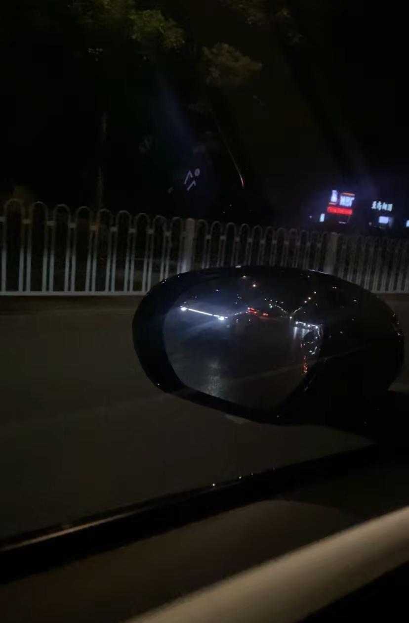 扭头一看，后面跟上来三辆零跑：一辆C10，两辆新款C11（并排），大灯还是很有辨