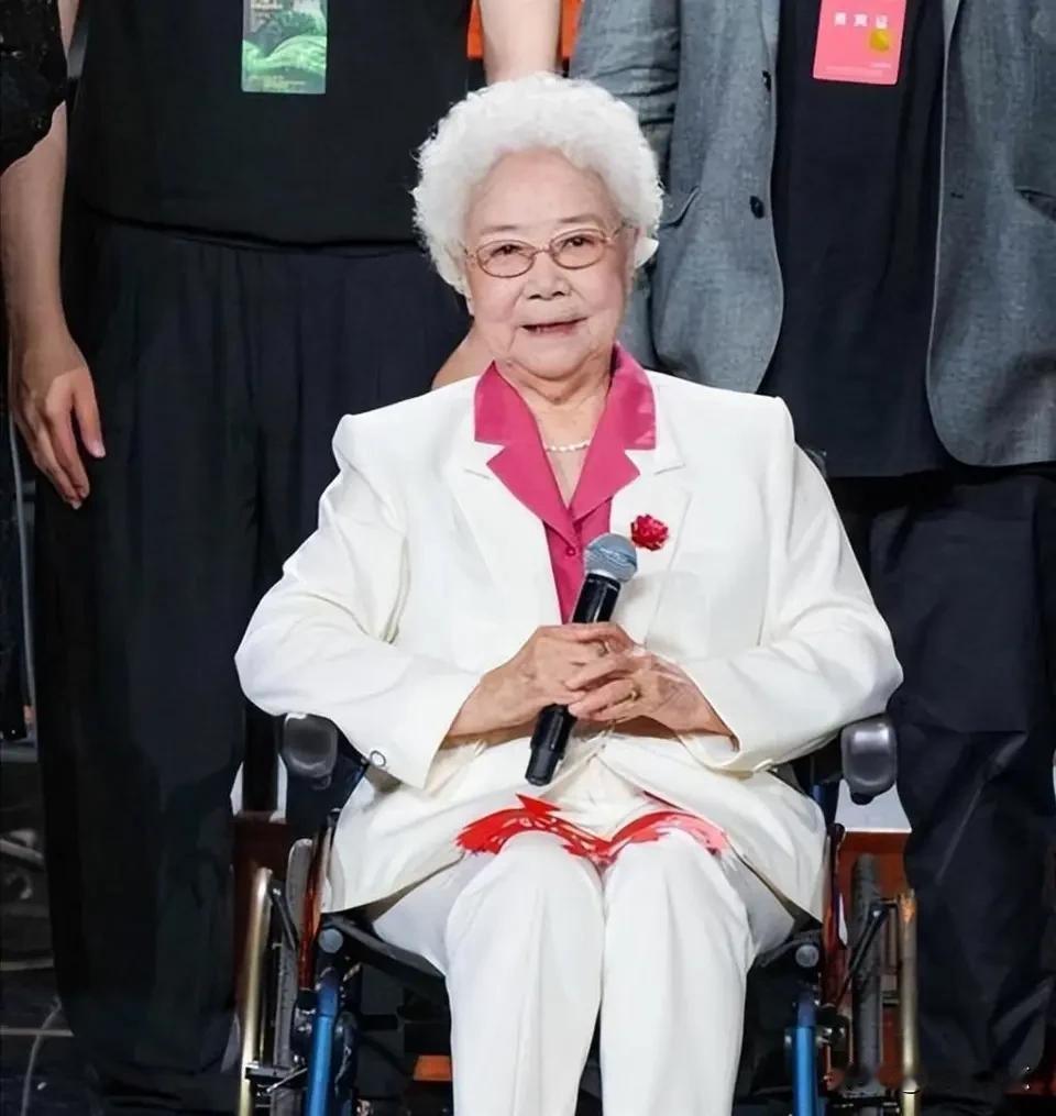 实在令人敬佩！身为正军级离休干部、享有三万多元月薪的人民艺术家田华，生活简朴，每