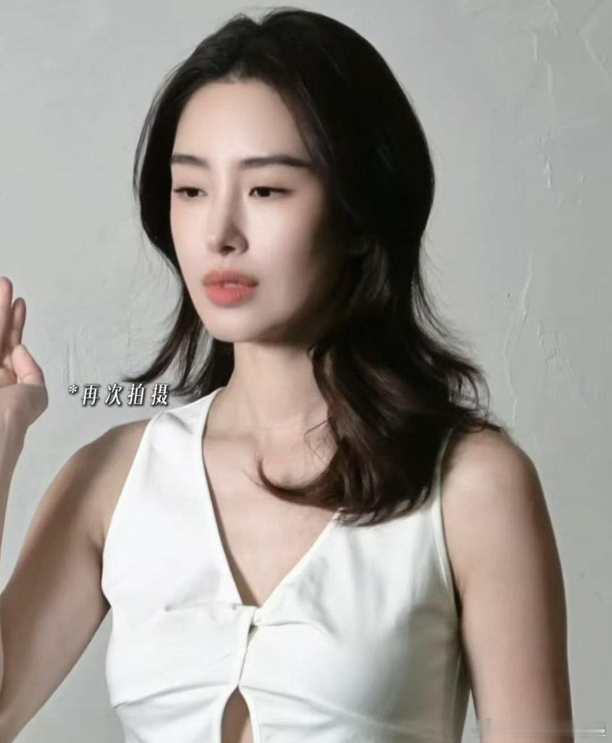 杨采钰剧宣也要挨巴掌爱情没有神话 她做这个动作的时候完全没有包袱，笑着还原戏里的