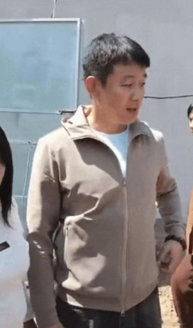 佟大为回老家参加亲戚婚礼佟大为回辽宁参加亲戚婚礼，一身休闲装低调得像路人甲。这哪