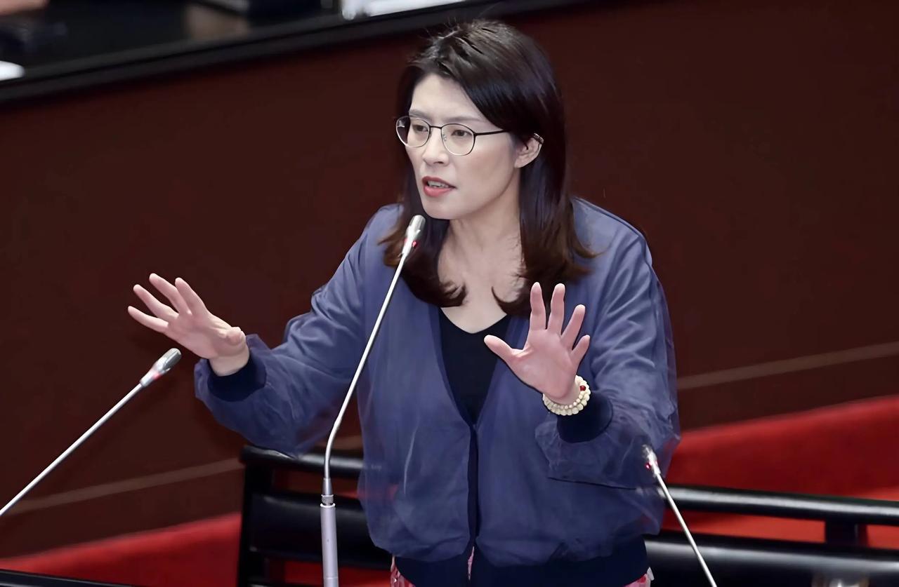 国民党主席郑丽文藏不住了！
 
完全没料到，新当选的国民党主席郑丽文刚上任，就凭