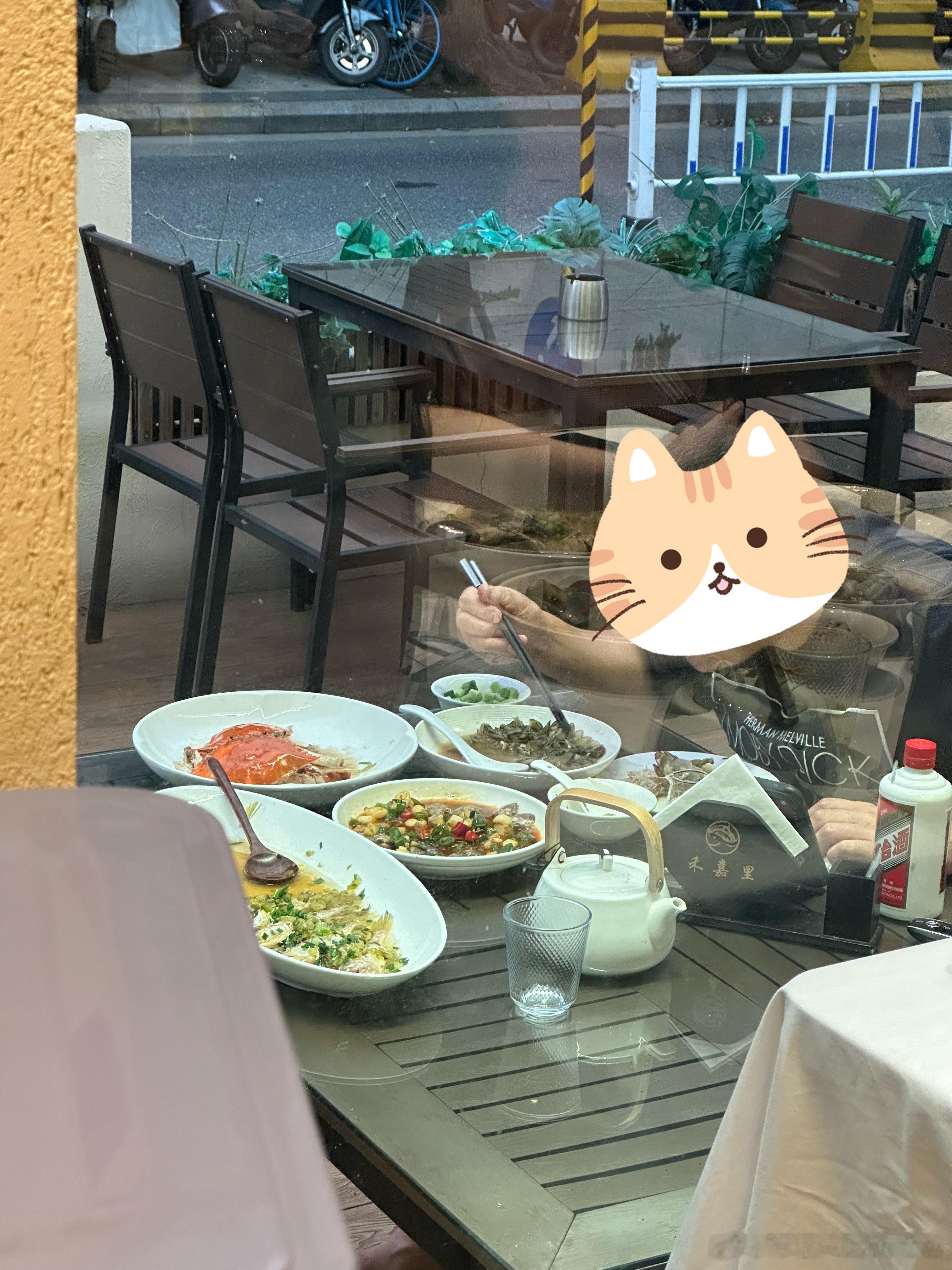 饭店看到一个大哥，这个状态真的好，一个人，一瓶茅台，鱼，蟹，都有