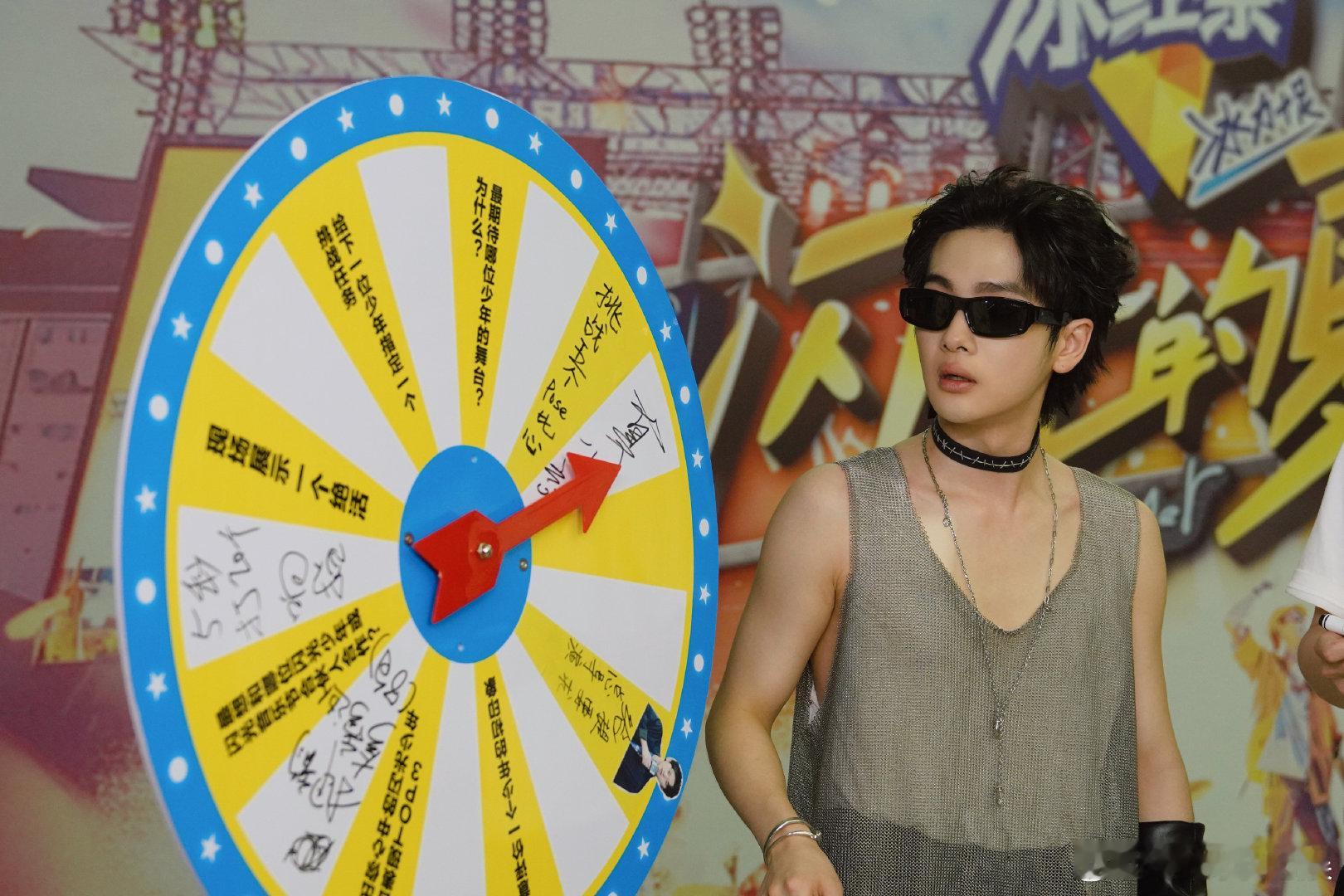 #周震南 太燥了#周震南的舞台表现力真的是太棒了，场子真的好热，妈呀好想去现场感