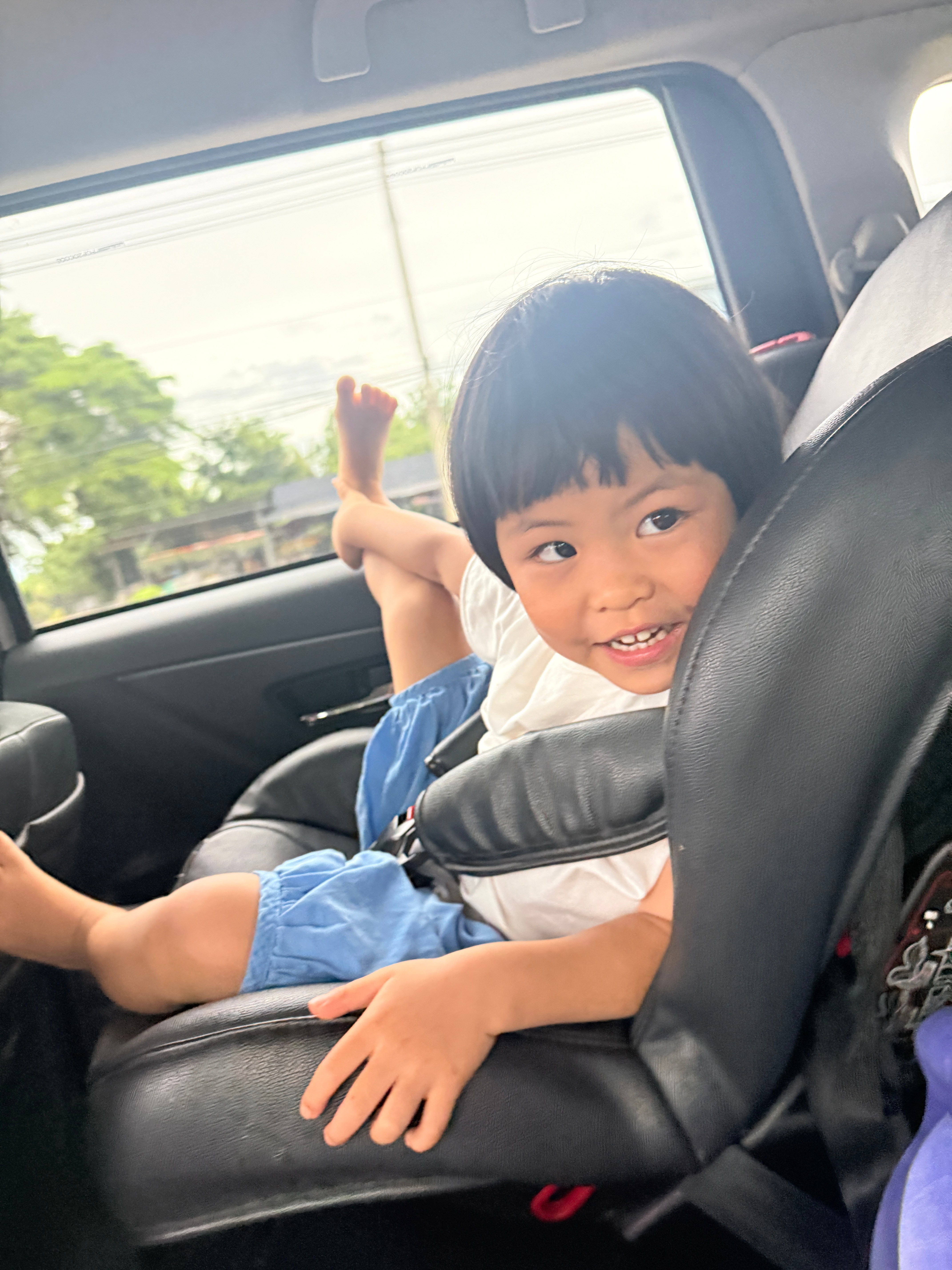 我睡了一路，球宝跟旅蛙聊了一路看我醒了，球宝：妈妈醒啦，逗我玩吧！ 