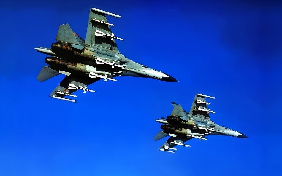 空战新变革来了！想象一下，万里高空上，敌方导弹呼啸，我方歼11战机机翼下射出激光