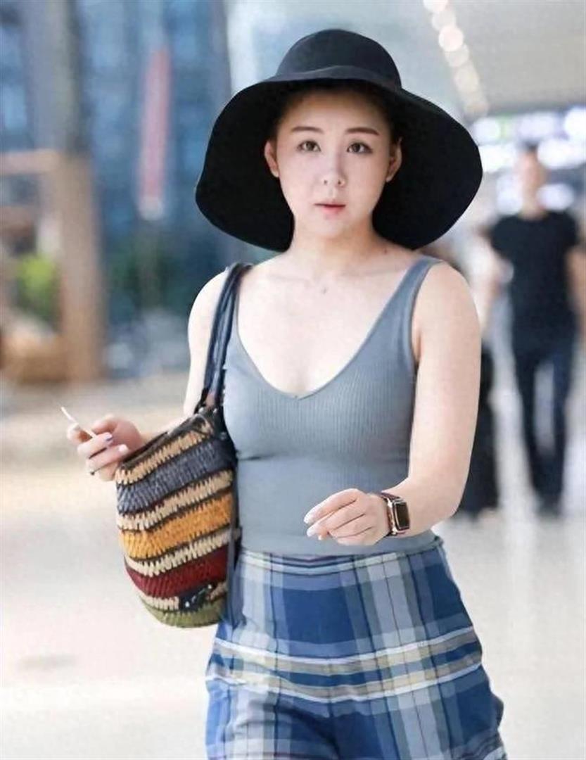 李小萌真的很性感，丰腴身材，腰臀比太合适了。

今年她已经40岁了，自从结婚以后