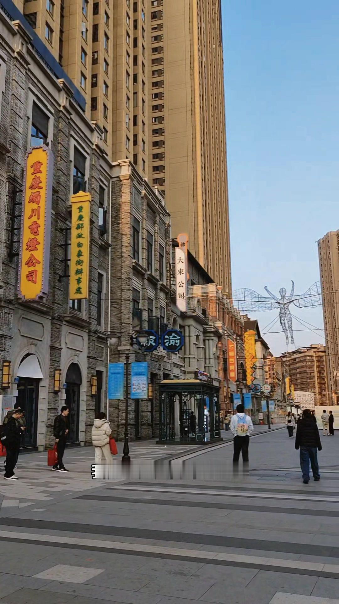 白象街的美，藏在新旧交替的撕裂感里。一边是极限错落的魔幻天梯，一边是斑驳复古的民