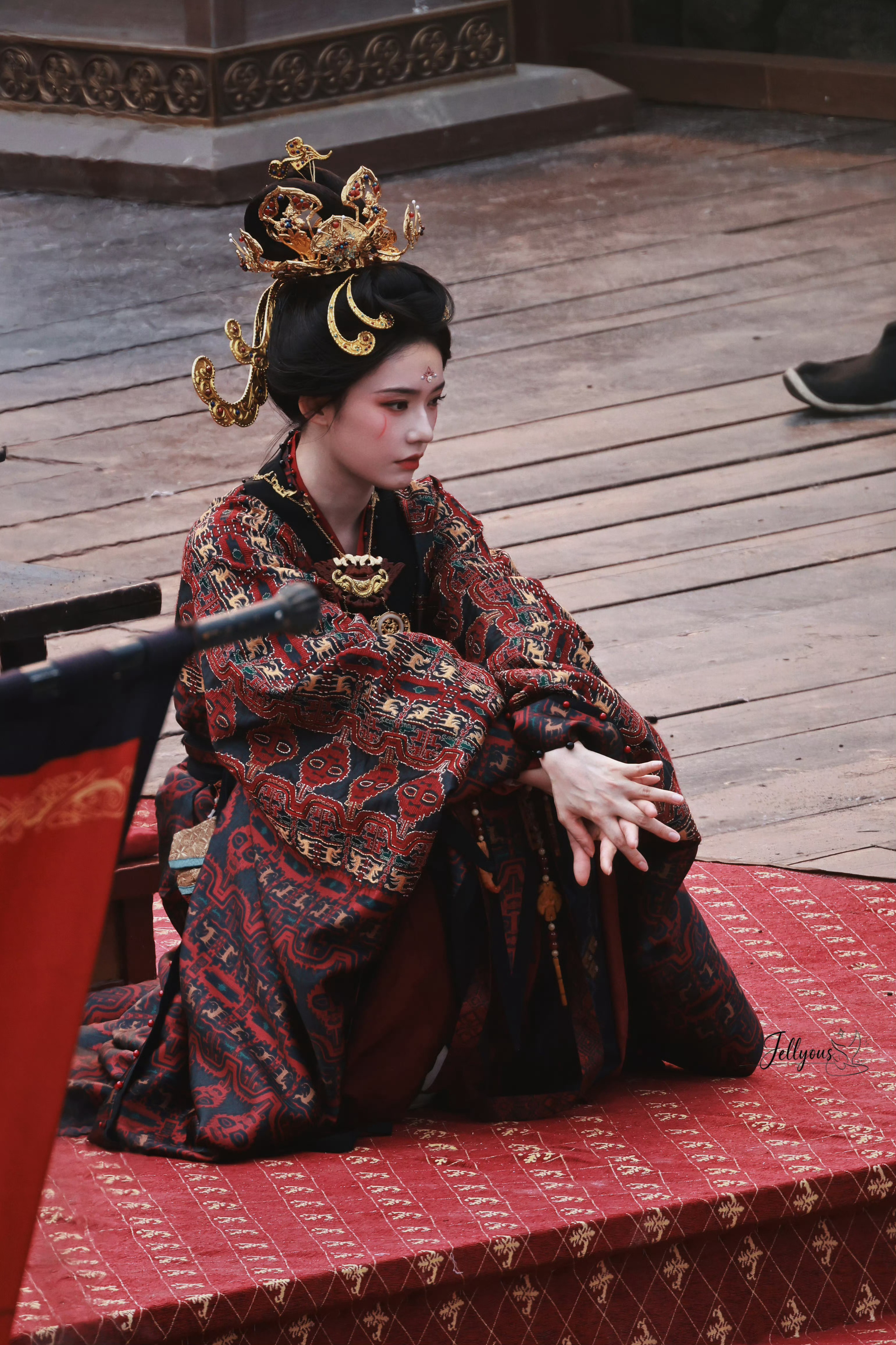 ！允子这个造型既好看又特别～～～林允 《归鸾》☽ 红衣+特别妆容+花钿+珍珠妆 