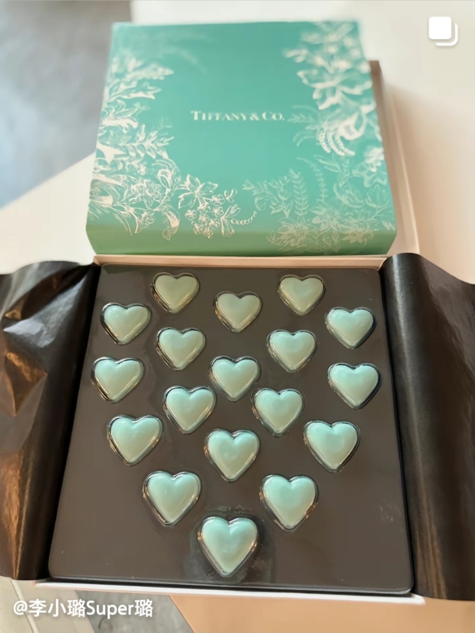 李小璐昨晚dy更新文案：感谢好心人。感谢好朋友在远方寄来的巧克力 咱也算收到巧克