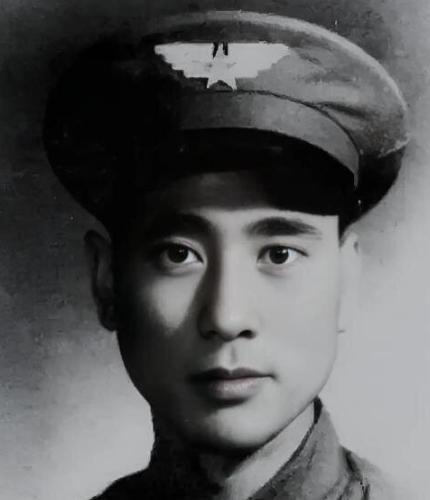 1949年2月，一架飞机在解放区坠落，当解放军赶到时，飞行员指着舱门说：“这里面