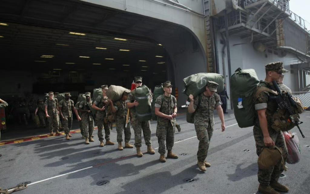 美国到日本基地搬兵，第31海军陆战队远征部队正乘坐两栖登陆舰前往中东。这是准备打