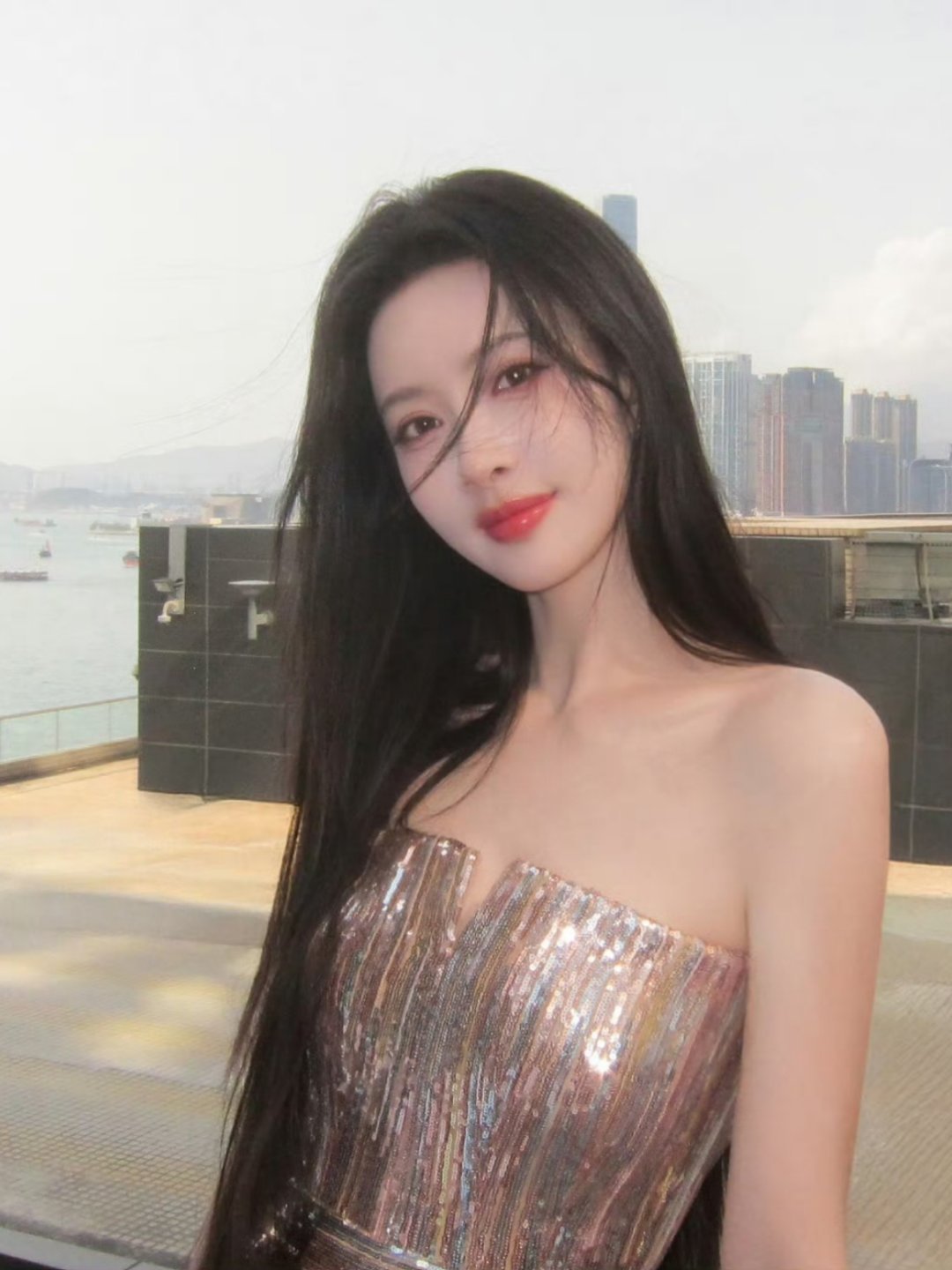 白鹿奔跑吧14首次营业 娱乐圈双璧之一的白鹿在《奔跑吧》第14季首期录制中身穿波