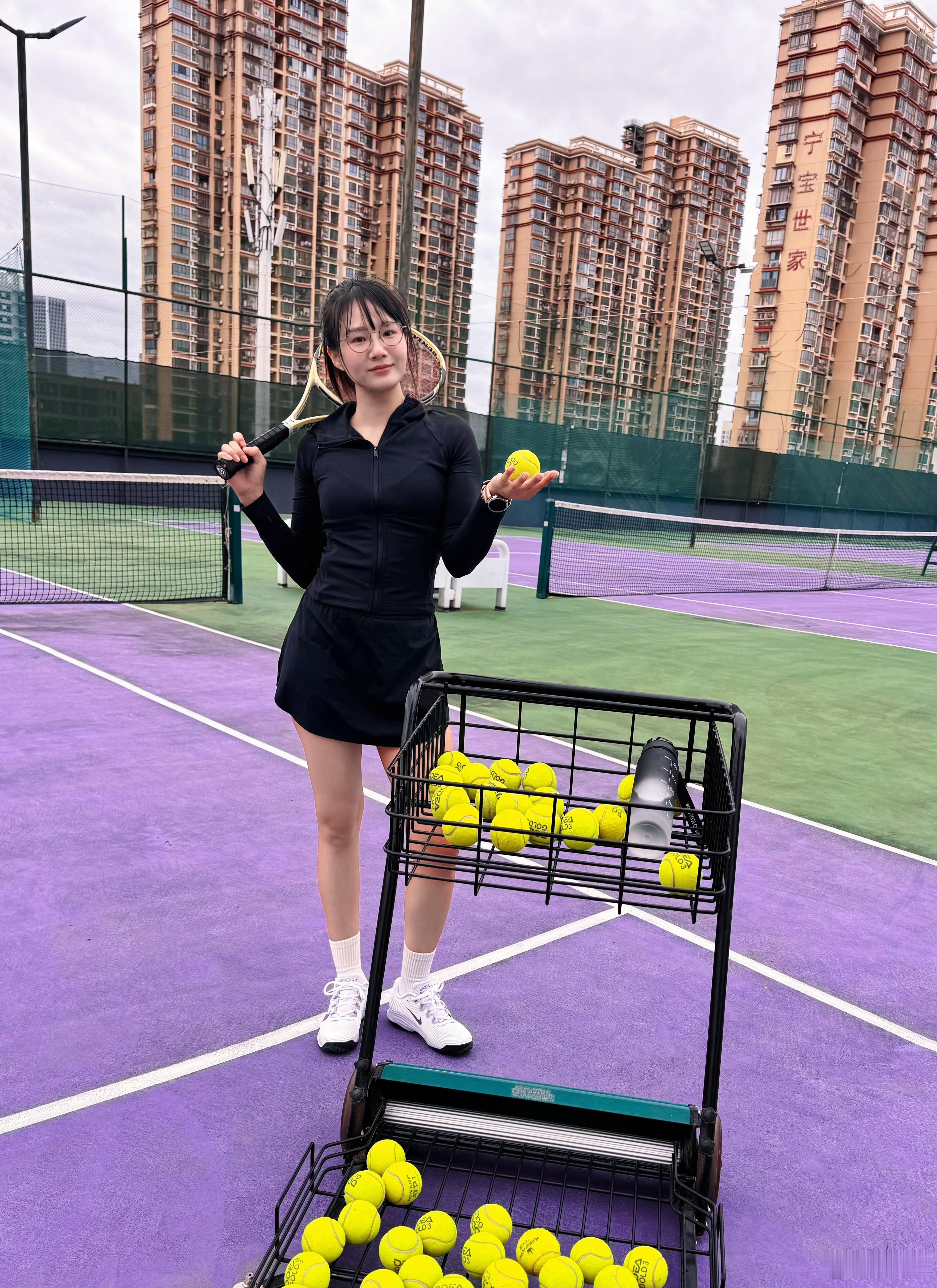 今天第一节网球课，天呐，好难学喔，正确的姿势怎么那么难掌握...