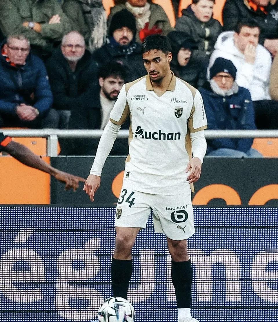 第一位在法甲登场的泰国球员

法甲第26轮，朗斯1:2不敌洛里昂，20岁的泰国归