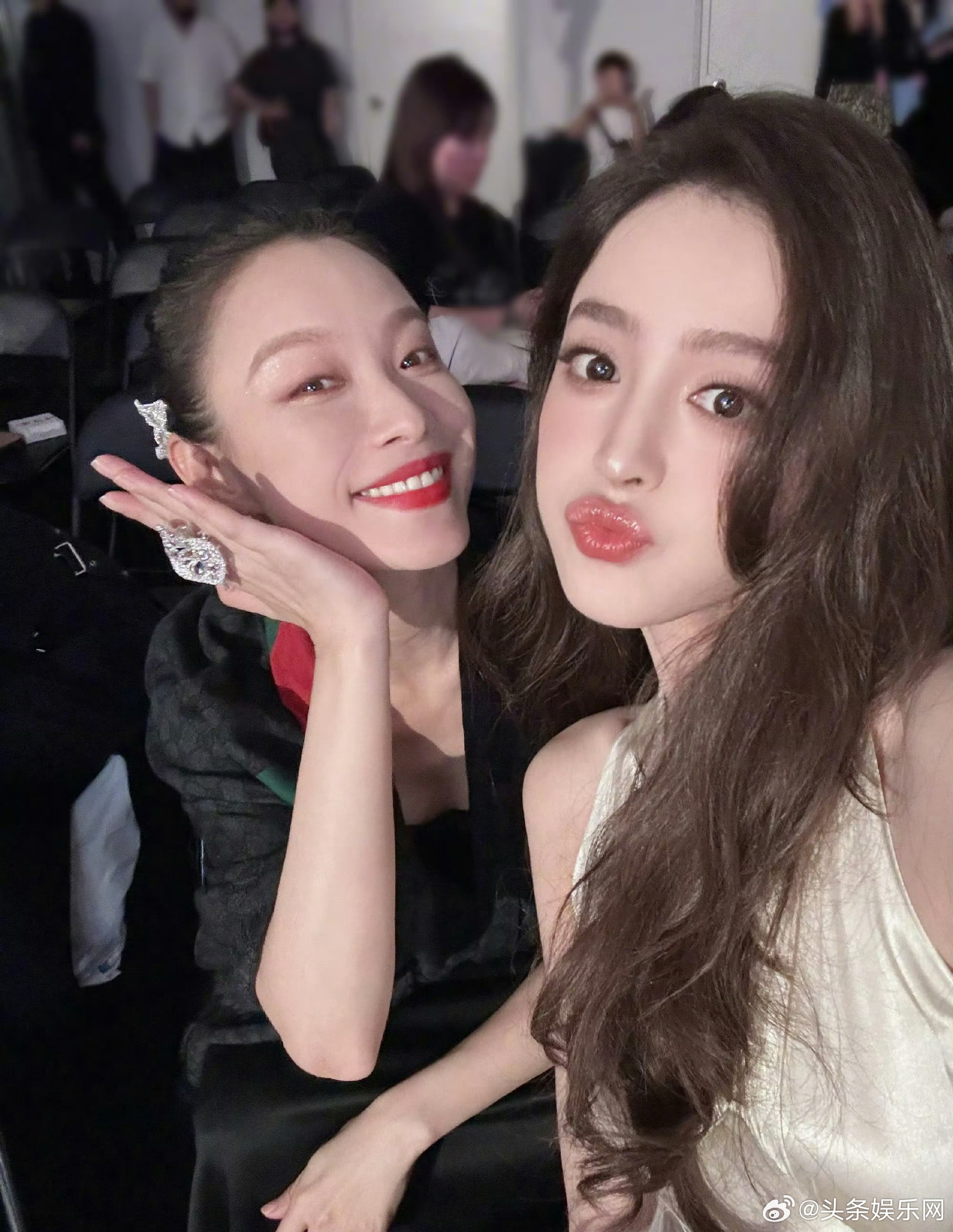 #刘诗诗娜扎晚宴合照##倪妮娜扎Vogue晚宴合照# 娜扎跟刘诗诗倪妮的合照，喜