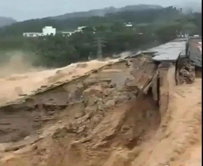 洪水瞬间涌入六蓝水库附近居民家里灾情冲击力太大了，水库溃口、村镇大面积被淹，房屋